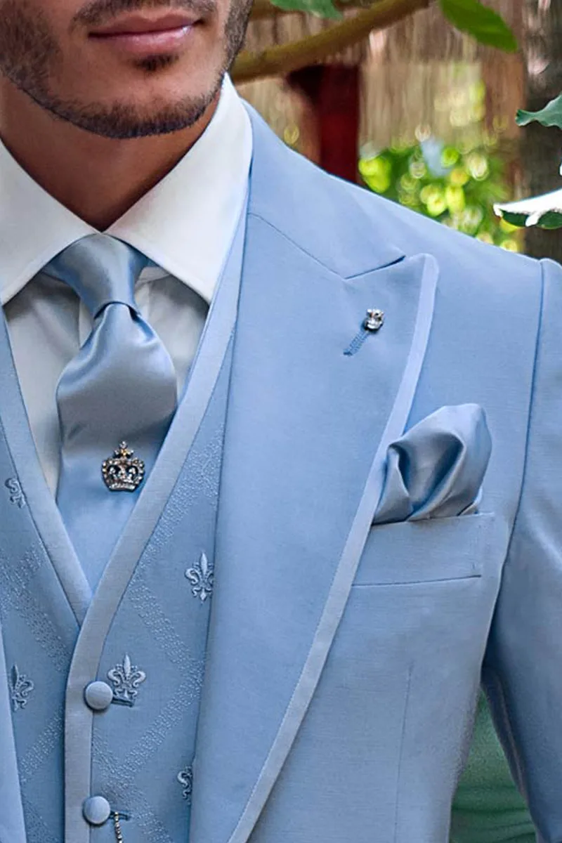 Sommerlicher hellblauer Herren-Festanzug mit bestickter Weste im gleichen Ton 3
