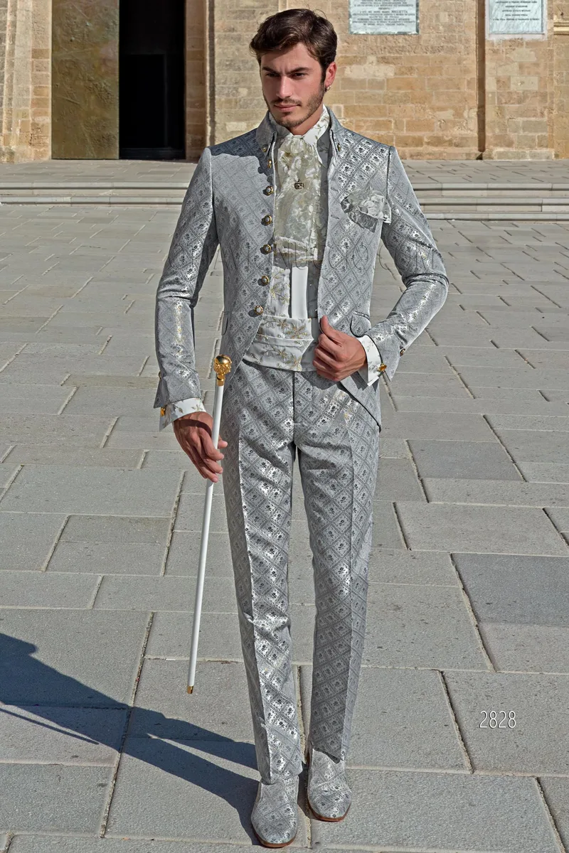 Hochzeitsanzug im Gehrock-Schnitt aus perlgrauem Brokat mit Napoleon-Kragen im Barockstil 1