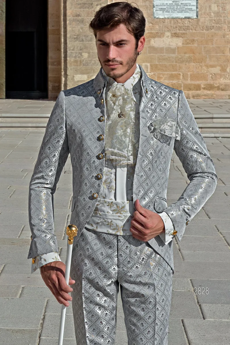 Hochzeitsanzug im Gehrock-Schnitt aus perlgrauem Brokat mit Napoleon-Kragen im Barockstil 2