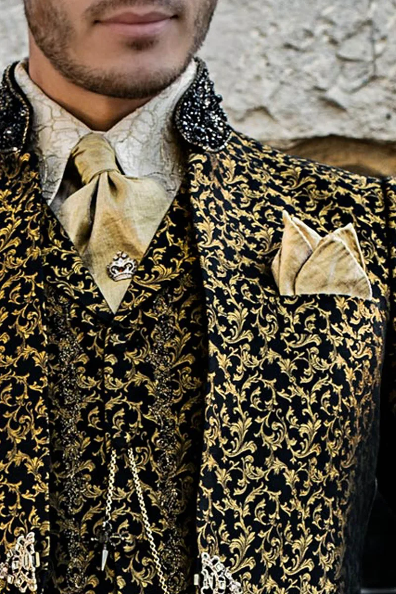 Abito coreano damascato nero oro con passamaneria di perle sul collo 3