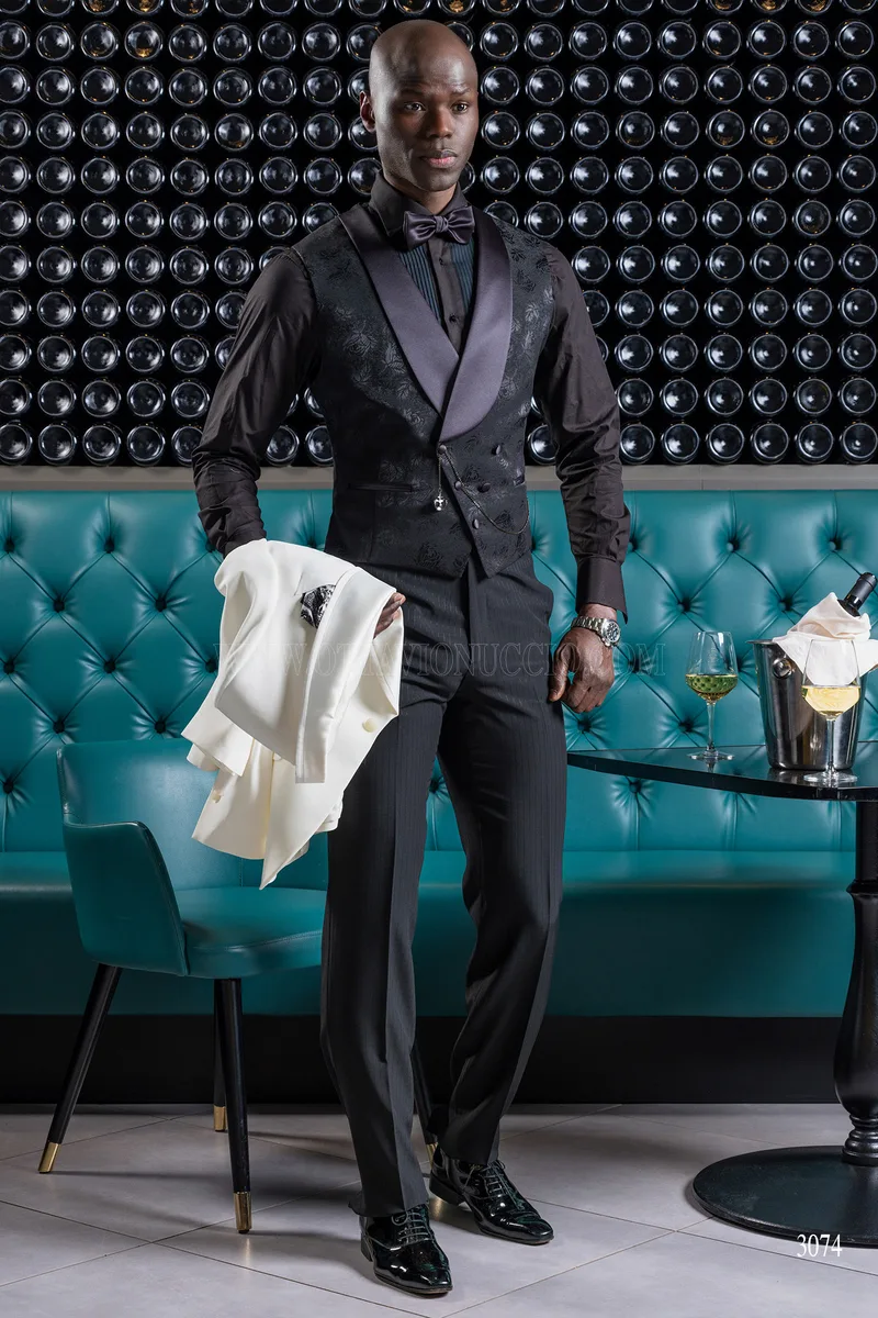 Smoking sciallato bianco, pantalone e gilet neri – Figura intera