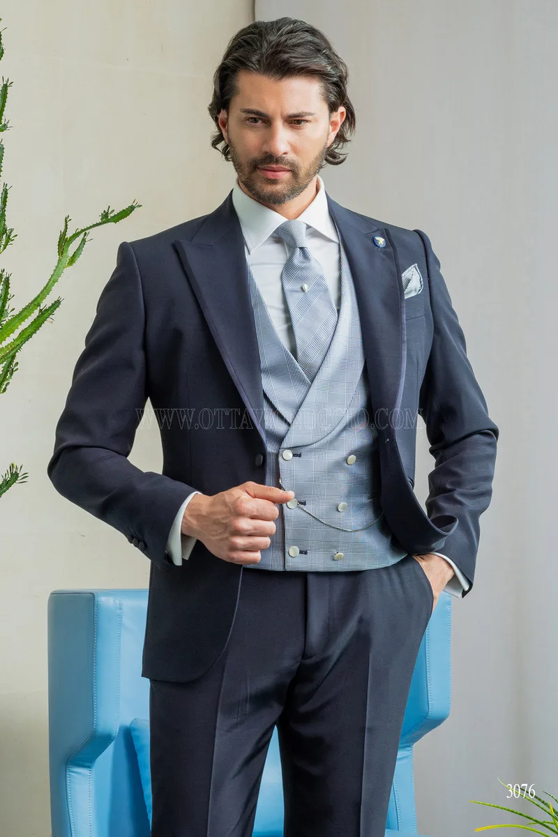 Klassischer blauer Herren-Anzug – Halbporträt