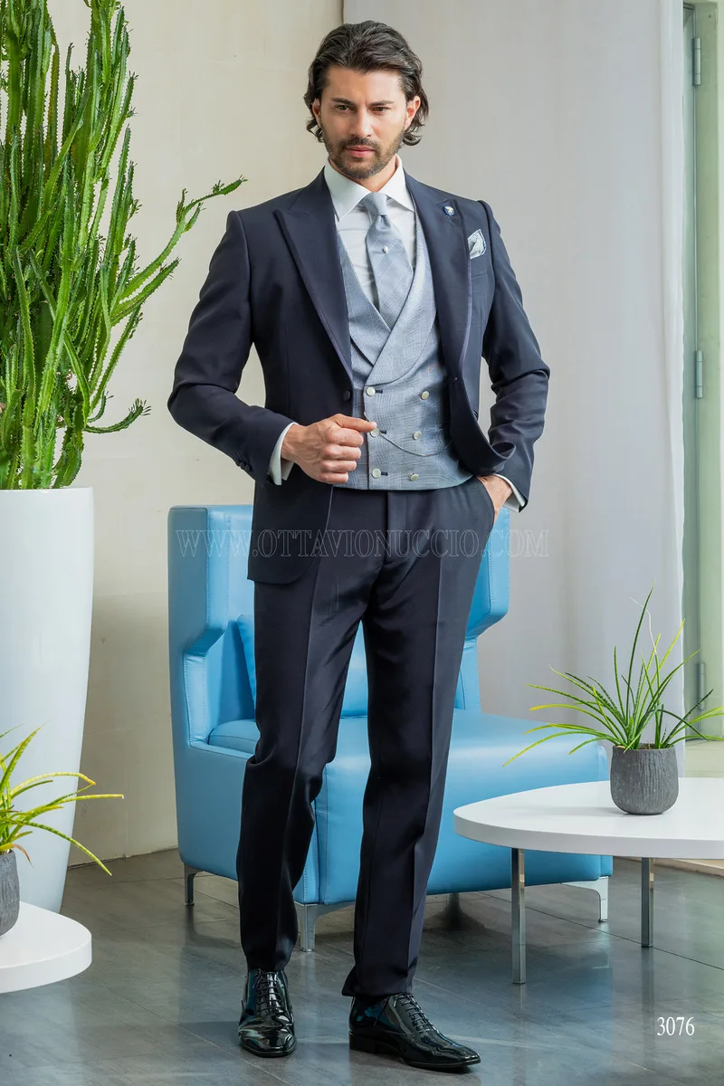 Klassischer blauer Herren-Anzug – Ganzkörperansicht