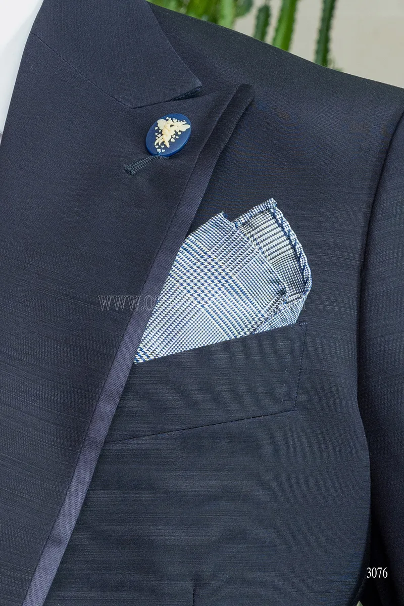 Klassischer blauer Herren-Anzug – Einstecktuch