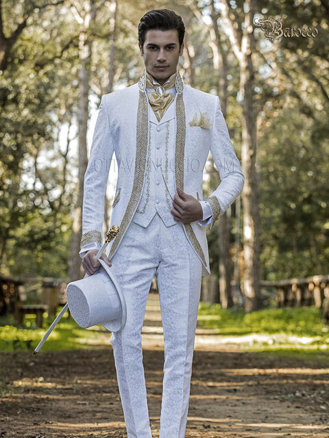 Abito sposo stile barocco bianco con passamanerie cristallo oro