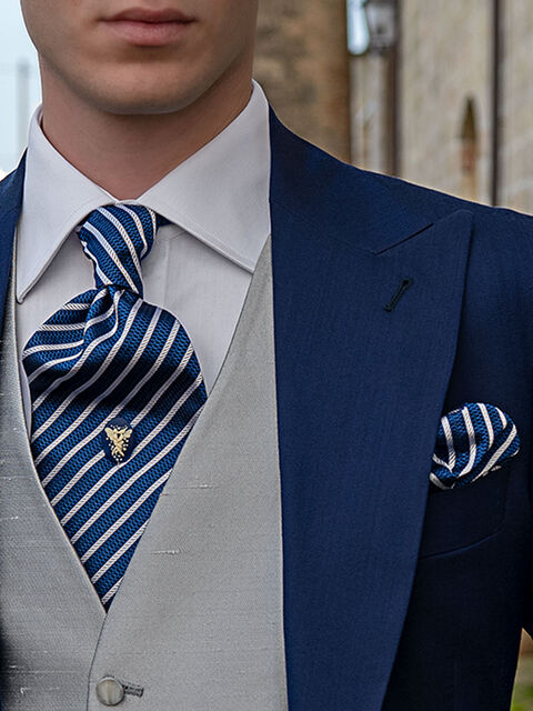 Cravattone e fazzoletto in seta rigato blu royal e bianco