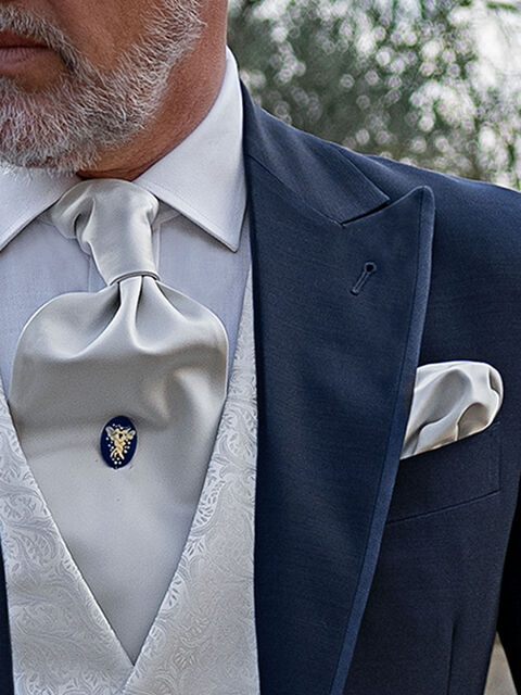 Cravattone e fazzoletto in raso misto seta grigio perla