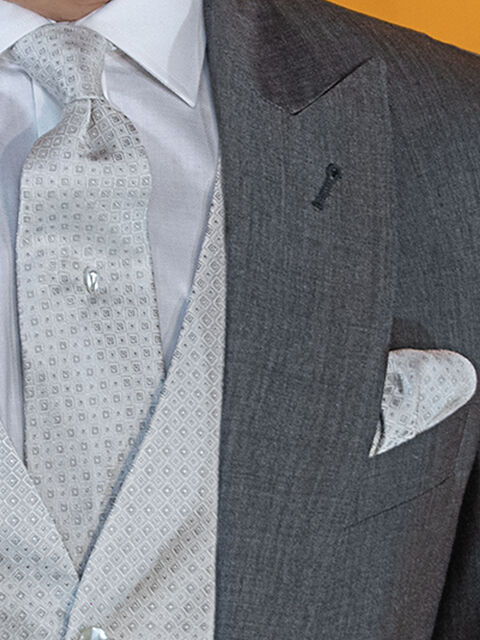 Cravatta e fazzoletto in seta grigio perla con microdisegni a tono
