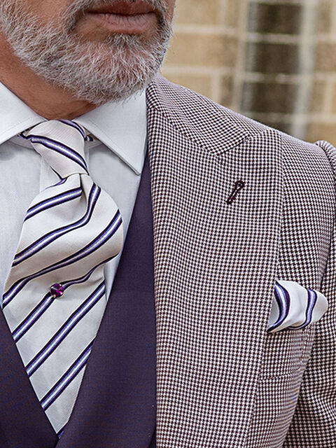 Cravatta e fazzoletto seta jacquard righe viola su bianco