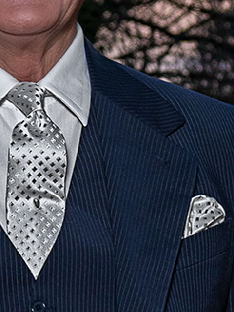 Cravatta e fazzoletto in seta grigio perla quadratini a tono