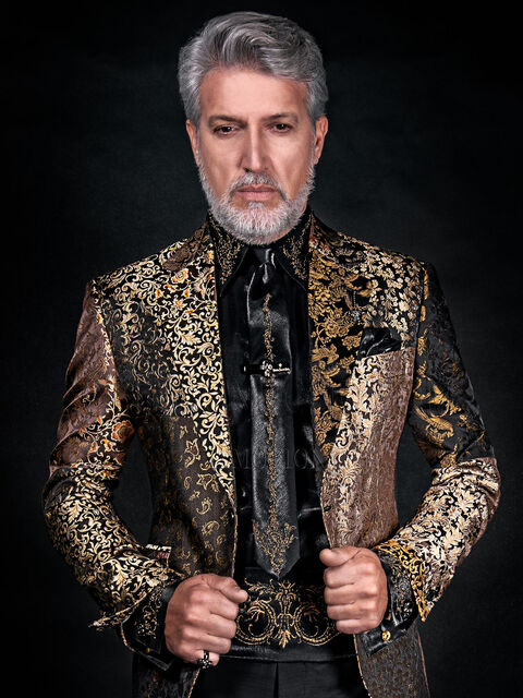 Abito uomo particolare con giacca in seta patchwork oro