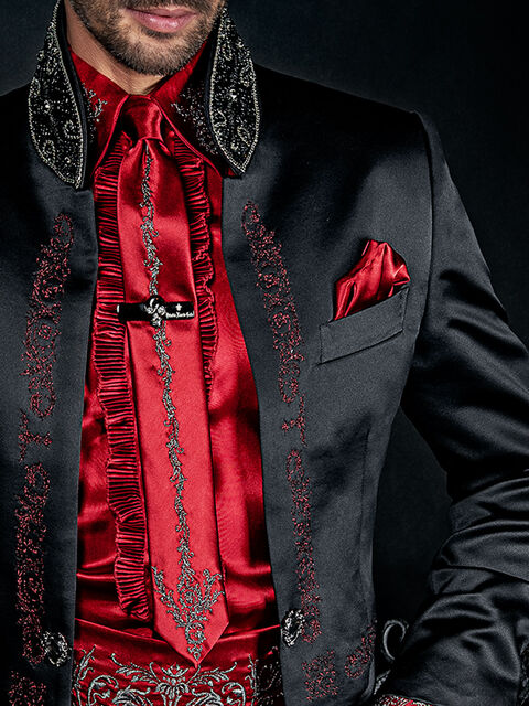 Camicia e accessori rossi con ricamo drago