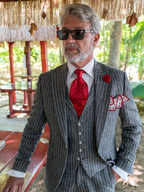 Completo uomo elegante in lino gessato con riga diplomatica grigio