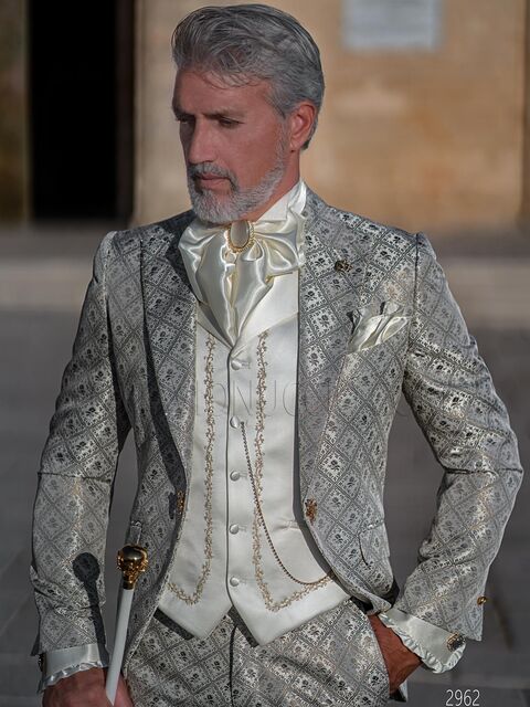 Abito cerimonia stile barocco grigio con gilet in raso bianco e ricamo oro
