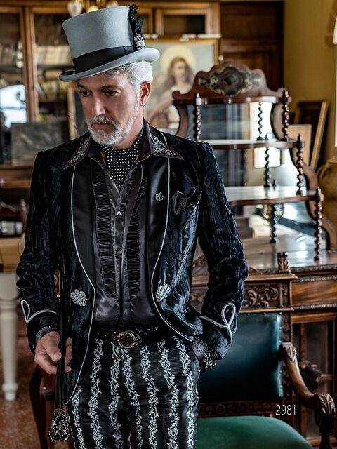 Smoking aristocratico in velluto nero e passamaneria argento, pantalone broccato