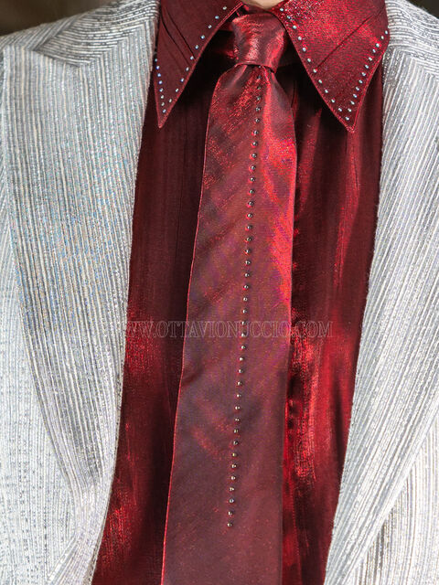 Cravatta e Fazzoletto in lurex rosso con strass fumé applicato